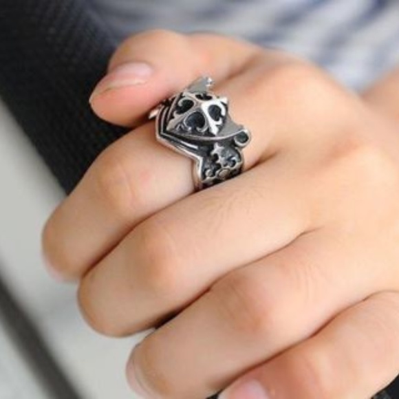 MEN'S FASHION RING SILVER STEEL CROSS SHIELD RING SIZE 8 MENS RING - Picture 2 of 4
